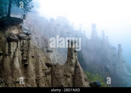 Nebel über den Erdpyramiden, Perca (Percha), Provinz Bolzano, Südtirol, Italien, Europa Stockfoto