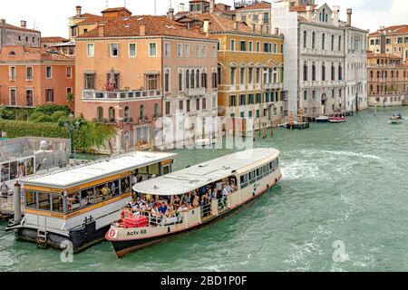 Eine Route Nr. 2 Vaporetto oder Wasserbus mit Passagieren an der Accademia Vaporetto Haltestelle auf dem Canal Grande in Venedig, Italien Stockfoto