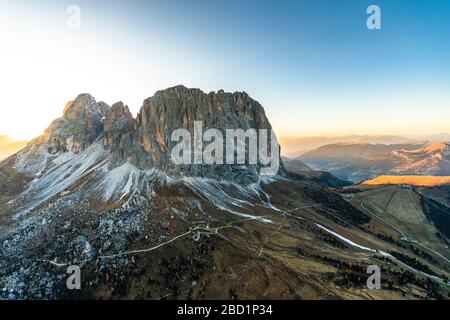 Luftbild des Sonnenuntergangs auf Sassolungo, Sassopiatto und Passo Gardena im Herbst, in den Doldern, in Südtirol, Italien, Europa Stockfoto