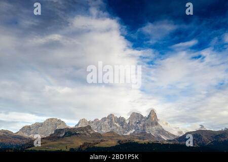 Luftaufnahme von Cimon della Pala, Pale di San Martino (Pala-Gruppe), Rollpass, Dolmen, Trentino, Trient, Italien, Europa Stockfoto