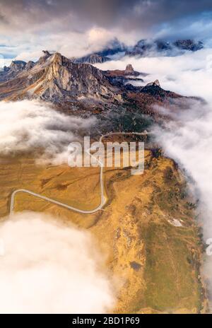 Luftbild mit der Drohne Giau-Pass, Ra Gusela und Cinque Torri im Nebel des Herbstes, der Dolden, der Provinz Belluno, Venetien, Italien, Europa Stockfoto