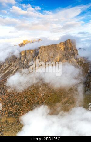 Luftpanorama bei der Drohne von Lastoi de Formin und Cima Ambrizzola bei Sonnenuntergang im Herbst, Giau-Pass, in den Doldern, in Venetien, Italien, Europa Stockfoto