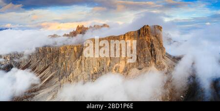 Luftaufnahme bei einer Drohne von Sonnenuntergang über Lastoi de Formin und Cima Ambrizzola in einem Wolkensee im Herbst, Giau-Pass, in den Doldern, in Venetien, Italien, Europa Stockfoto