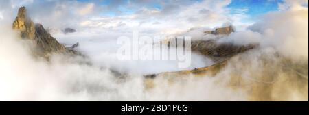 Luftbild bei Drohne von Nebel über Ra Gusela und Lastoi de Formin im Herbst, Giau-Pass, Doles, Provinz Belluno, Venetien, Italien, Europa Stockfoto