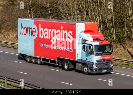 Heimtransportwagen; Transportfahrzeuge, Lastwagen, Transport, LKW, Frachtführer, Fahrzeug, europäischer kommerzieller Transport, Industrie, M6 in Manchester, Großbritannien Stockfoto