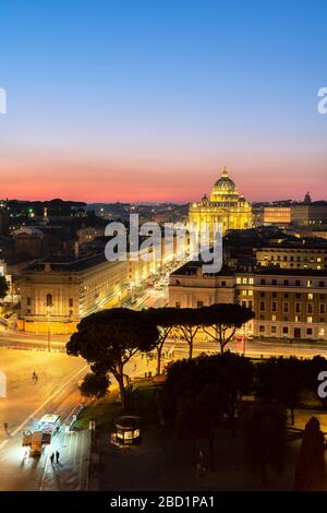 Sonnenaufgang über dem Petersdom (Basilika di San Pietro) Blick von der Engelsburg, Vatikanstadt, UNESCO-Weltkulturerbe, Rom, Latium, Italien Stockfoto