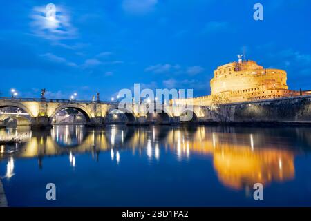 Abenddämmerung über die Engelsburg und Brücke über den Tiber, UNESCO-Weltkulturerbe, Rom, Latium, Italien, Europa Stockfoto