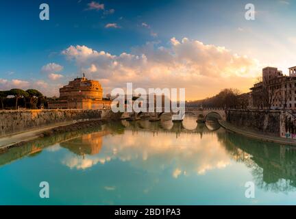 Panoramaaussicht auf die Engelsburg, das UNESCO-Weltkulturerbe, und den Tiber bei Sonnenaufgang, Rom, Latium, Italien, Europa Stockfoto