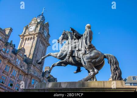 Caledonian Hotel and Statue of Arthur Wellesley (1. Herzog von Wellington), Edinburgh, Schottland, Großbritannien, Europa Stockfoto