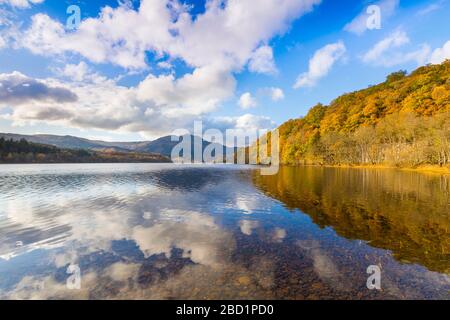 Austragungsort von Loch Achray und Ben, herbstliche Farben, Stirling, Schottland, Großbritannien, Europa Stockfoto