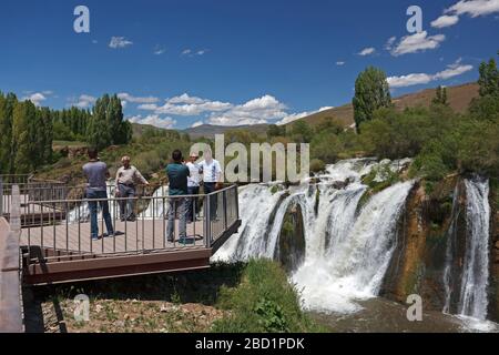 VAN, TÜRKEI - 23. September 2019: Menschen, die Fotos am Muradiye Wasserfall machen Stockfoto