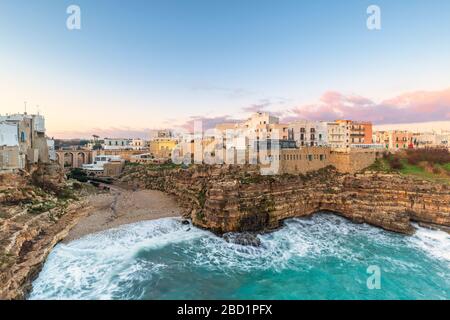 Sonnenaufgang mit Blick auf den Strand von Lama Monachile von oben, Polignano a Stute, Apulien, Italien, Europa Stockfoto