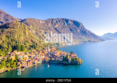 Luftaufnahme mit der Drohne Varenna, Comer See, Lombardei, italienische Seen, Italien, Europa Stockfoto