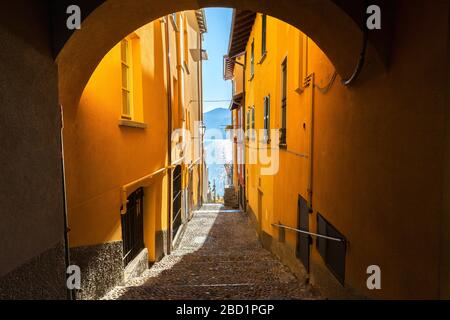 Bunte enge Gasse in der Altstadt von Varenna, Comer See, Lombardei, italienische Seen, Italien, Europa Stockfoto