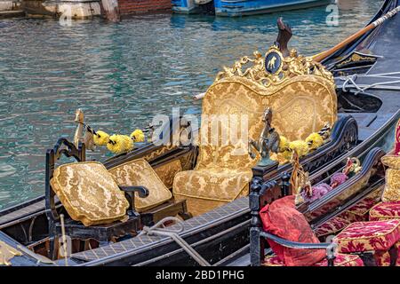 Nahaufnahme des Innenraums einer Gondel auf dem Canal Grande, mit den goldenen Samtsitzen und Kissen, Venedig, Italien Stockfoto