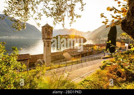 Traditioneller Kirchturm von Ossuccio mit Blick auf die Comacina-Insel und den Comer See, die Lombardei, die italienischen Seen, Italien und Europa Stockfoto