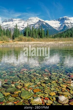 mcdonald Creek unterhalb schneebedeckter Gipfel der Gartenmauer im Glacier National Park, montana Stockfoto