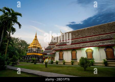 Chedi Chiang Lom im Wat Chiang man Buddhist Temple Complex in der Dämmerung, Chiang Mai, Thailand, Südostasien, Asien Stockfoto