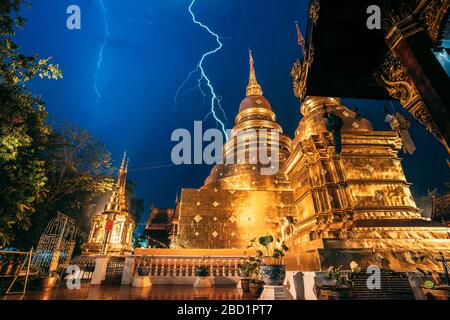 Blitz und Gewitter über den Wat Phra Singh Goldtempel nachts, Chiang Mai, Thailand, Südostasien, Asien Stockfoto