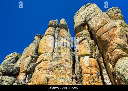 Mit Flechten bedeckte Säulen aus Granit in den Burgbergen in der Nähe weißer Schwefelquellen, montana Stockfoto