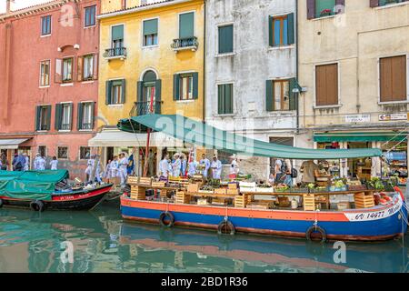 Ein schwimmender Stand für frisches Obst und Gemüse in der Nähe der Ponte Dei Pugni Brücke entlang Fondamenta Gherardini, Venedig Italien Stockfoto