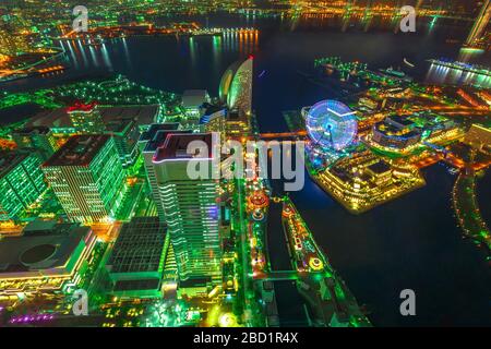 Luftaufnahme des Stadtbildes von Yokohama und der Skyline in der Nacht von der Aussichtsplattform des Landmark Tower, Yokohama, Japan Stockfoto