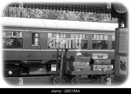 Schwarzweiß-Ansicht, Bewdley vintage Bahnhof Plattform, Severn Valley Heritage Railway, Großbritannien. Vintage Gepäck, Koffer auf Gepäckwagen. Stockfoto