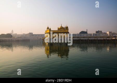 Der Goldene Tempel bei Sonnenaufgang durch Nebel, Amritsar, Punjab, Indien, Asien Stockfoto