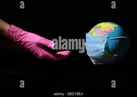 Weibliche Hand Und Erde Mit Maske Zum Kampf Gegen Virus Stockfoto