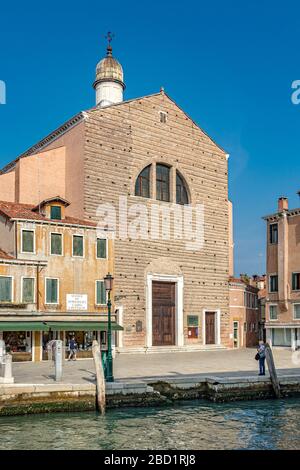 Das Äußere der Chiesa di San Pantaleone Martyre, bekannt als San Pantalon, eine Kirche aus dem 17. Jahrhundert im Stadtteil Dorsoduro von Venedig, Italien Stockfoto