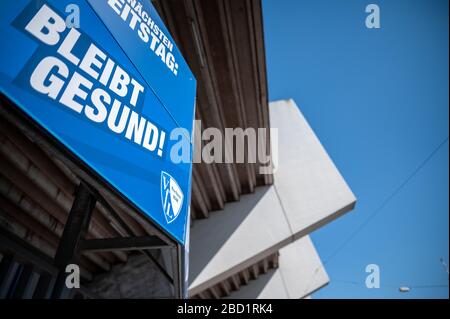 München, Deutschland. April 2020. Es gibt ein Schild im Stadion, das sagt: "Gut machen". Der Zweitliga-Fußballspieler VfL Dortmund ist einer der in der Corona-Krise stark gefährdeten Vereine. Bereits im Mai könnte der ehemalige Bundesligisten im schlimmsten Fall vor einer Insolvenz stehen. Kredit: Fabian Strauch / dpa / Alamy Live News Stockfoto