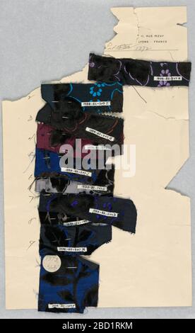 Proben. Forschung im ProgressPortfolio mit gewebten Stoffproben in einem Design schlanker Serpentinenschäfte mit großen stilisierten Rosen in schwarzem samt, umrandet mit kurzen Schwielen aus sekundärem Seidenstift. Proben Stockfoto