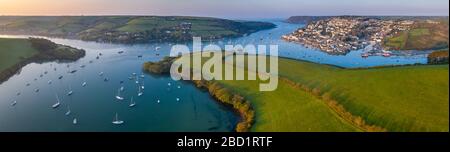 Luftbild mit der Drohne Kingsbridge Estuary und Salcombe in Devon, England, Großbritannien, Europa Stockfoto