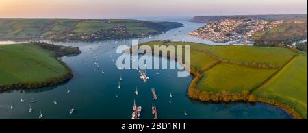 Luftpanorama mit der Drohne Kingsbridge Estuary und Salcombe, South Hams, Devon, England, Großbritannien, Europa Stockfoto