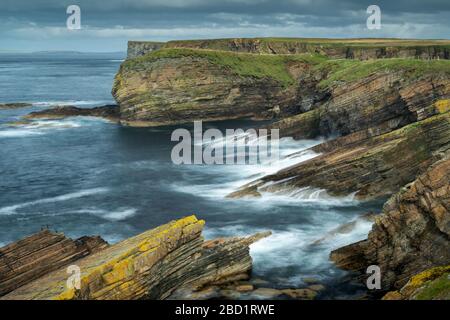 Dramatische Felswände in Burwick auf South Ronaldsay, Orkney Islands, Schottland, Großbritannien, Europa Stockfoto