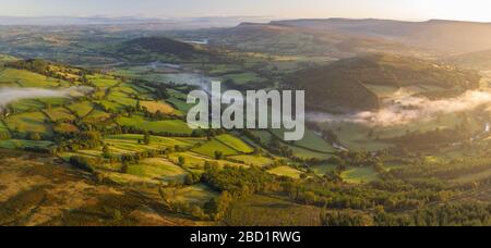 Luftbild mit der Drohne des Nebels, der im Morgengrauen über dem Usk-Tal schwebt, Brecon Beacons National Park, Powys, Wales, Großbritannien, Europa Stockfoto