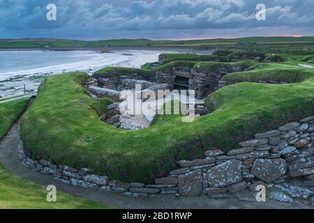 Stürmischer Himmel über Skara Brae, UNESSCO Weltkulturerbe, ein neolithisches Dorf auf dem Festland von Orkney, Schottland, Großbritannien, Europa Stockfoto