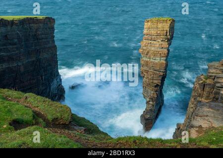 Meeresstapel North Gaulton Castle an der wilden Westküste von Orkney, Schottland, Großbritannien, Europa Stockfoto