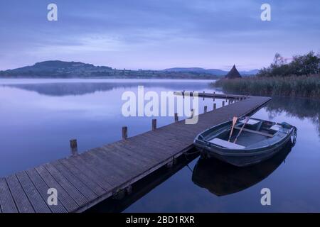 Boot auf einem Holzsteg am Llangorse Lake, Brecon Beacons, Powys, Wales, Großbritannien, Europa Stockfoto