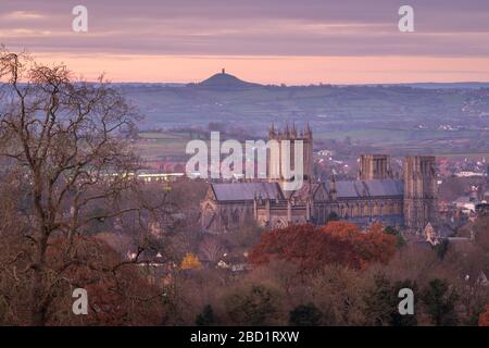 Wells Cathedral und Glastonbury Tor im Morgengrauen im Winter, Wells, Somerset, England, Großbritannien, Europa Stockfoto