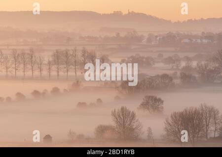 Nebel umhüllte die Landschaft im Morgengrauen im Winter, in der Nähe von Glastonbury, Somerset, England, Großbritannien, Europa Stockfoto