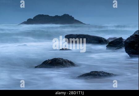 Stürmischer Winterabend in der Soar Mill Cove in South Hams, Devon, England, Großbritannien, Europa Stockfoto