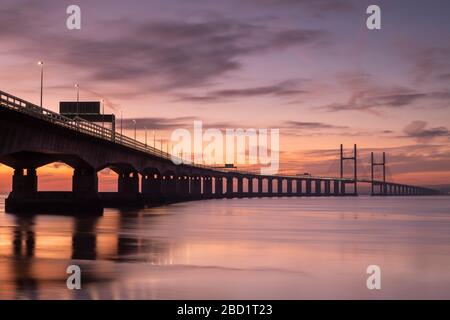 Sonnenuntergang über der Prince of Wales Bridge im Winter, Gloucestershire, England, Großbritannien, Europa Stockfoto