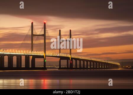 Der Winterhimmel über der Prince of Wales Bridge überspannt den Fluss Severn, Gloucestershire, England, Großbritannien, Europa Stockfoto