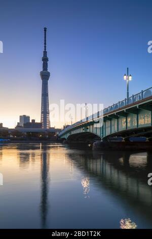 Skytree und Sumida River im Morgengrauen, Tokio, Honshu, Japan, Asien Stockfoto