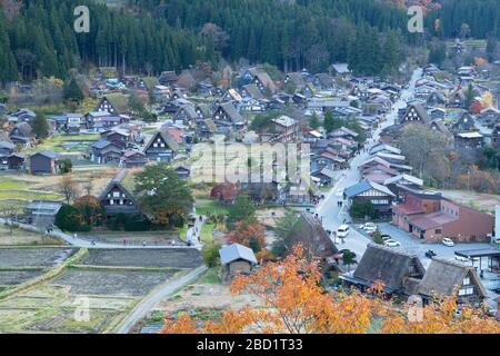 Blick auf Ogimachi, UNESCO-Weltkulturerbe, Shirakawa-go, Präfektur Toyama, Honshu, Japan, Asien Stockfoto