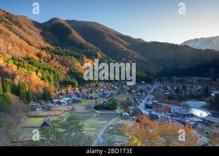 Blick auf Ogimachi, UNESCO-Weltkulturerbe, Shirakawa-go, Präfektur Toyama, Honshu, Japan, Asien Stockfoto