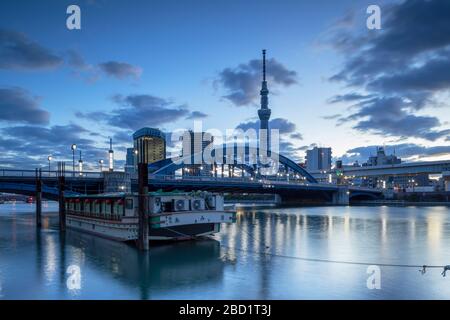 Tokyo Skytree und Komagata Bridge im Morgengrauen, Tokio, Honshu, Japan, Asien Stockfoto