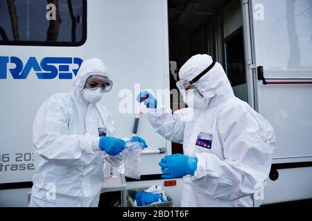 Rom, Italien. April 2020. Die Entnahme von Tubenproben durch medizinisches Personal in einem Drive-In-Testzentrum in Roma zur Überprüfung des Coronavirus (Covid-19).die Mitarbeiter des Gesundheitswesens kleiden sich mit Schutzanzügen.die italienische Regierung verabschiedet immer noch die Maßnahme einer nationalen Aussperrung, indem sie alle Aktivitäten schließt. Mit Ausnahme der wichtigsten Dienste, die für den Kampf gegen Coronavirus (COVID-19) erforderlich sind. Alle Städte, wie das gesamte Land, befinden sich unter Quarantäne und die Bewegung ist auf das notwendige beschränkt. Gutschrift: Matteo Trevisan/ZUMA Wire/Alamy Live News Stockfoto