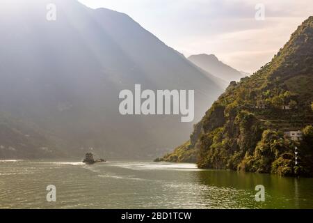 Blick auf die drei Schluchten vom Kreuzfahrtschiff auf den Jangtsekiang, Volksrepublik China, Asien Stockfoto